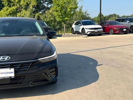 2025 Hyundai ELANTRA Limited