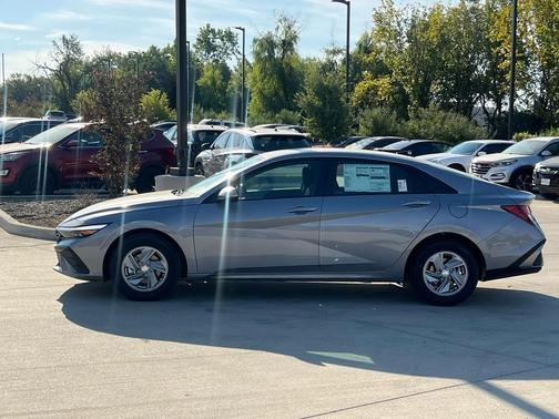 2025 Hyundai ELANTRA SE