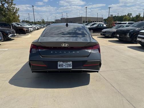 2025 Hyundai ELANTRA SE