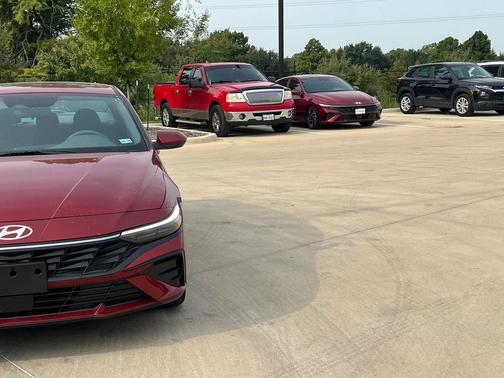 2025 Hyundai ELANTRA SEL