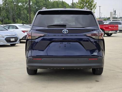2023 Toyota Sienna XLE 8 Passenger