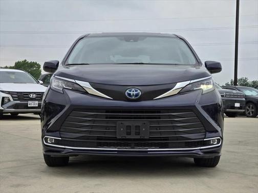 2023 Toyota Sienna XLE 8 Passenger
