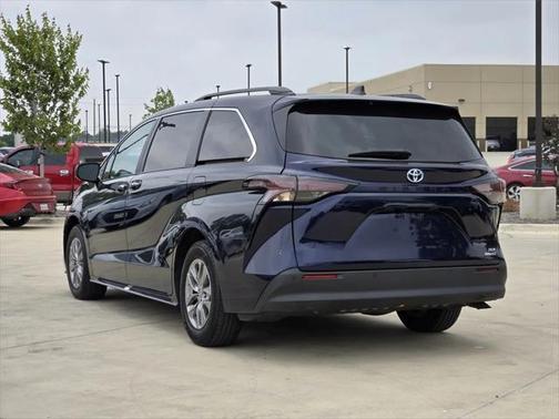 2023 Toyota Sienna XLE 8 Passenger