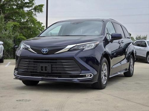 2023 Toyota Sienna XLE 8 Passenger
