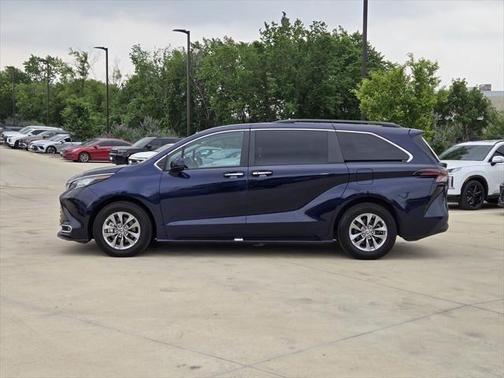 2023 Toyota Sienna XLE 8 Passenger