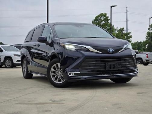 2023 Toyota Sienna XLE 8 Passenger