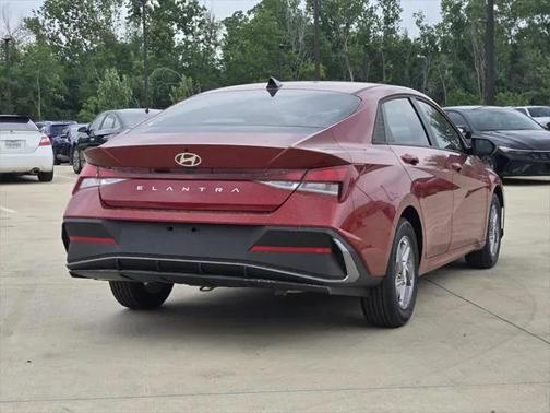 2025 Hyundai ELANTRA SE