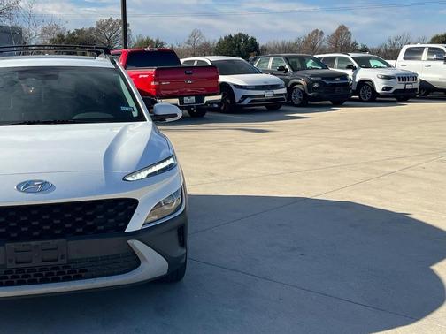 2022 Hyundai KONA SEL