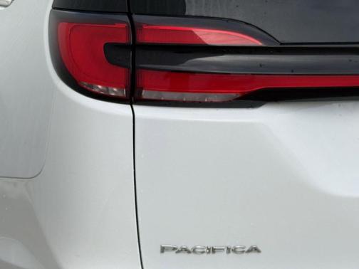 Bright White Clearcoat 2022 Chrysler Pacifica Touring L