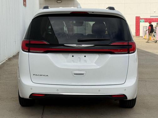 Bright White Clearcoat 2022 Chrysler Pacifica Touring L
