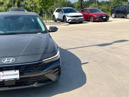 2025 Hyundai ELANTRA Limited