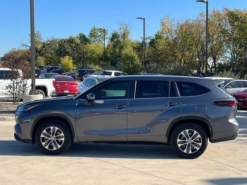 2024 Toyota Highlander LE