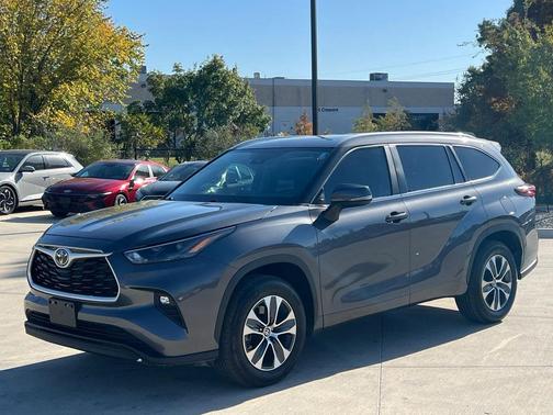 2024 Toyota Highlander LE