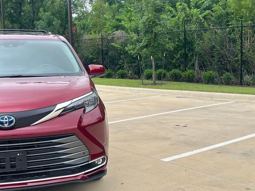 Pearl 2025 Toyota Sienna XLE