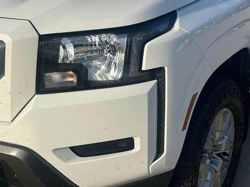 Glacier White 2022 Nissan Frontier SV