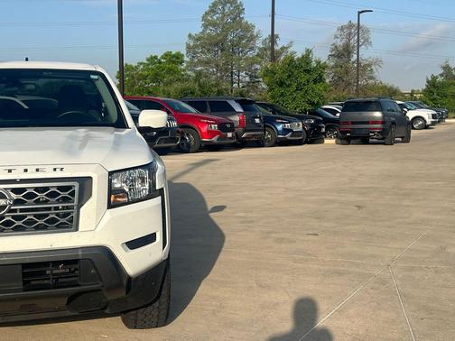 Glacier White 2022 Nissan Frontier SV