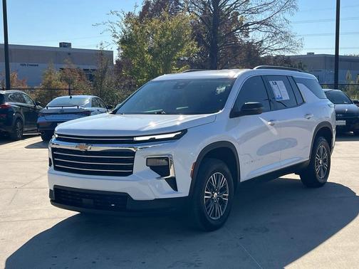 2025 Chevrolet Traverse LT