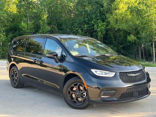 Brilliant Black Crystal Pearlcoat 2022 Chrysler Pacifica Hybrid Touring L