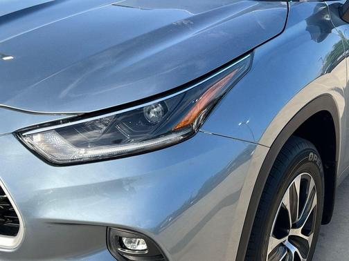 Moon Dust 2021 Toyota Highlander XLE