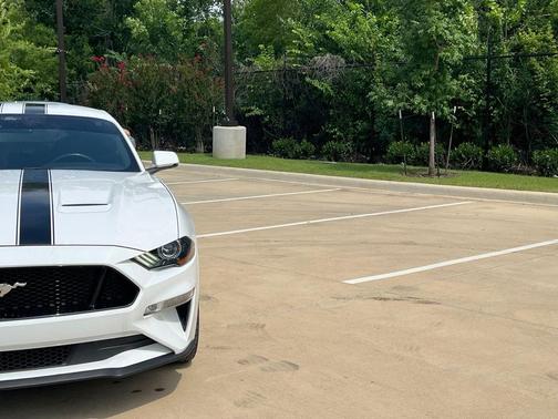 Oxford White 2022 Ford Mustang GT Premium