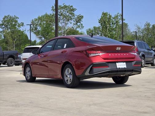 2025 Hyundai ELANTRA SE
