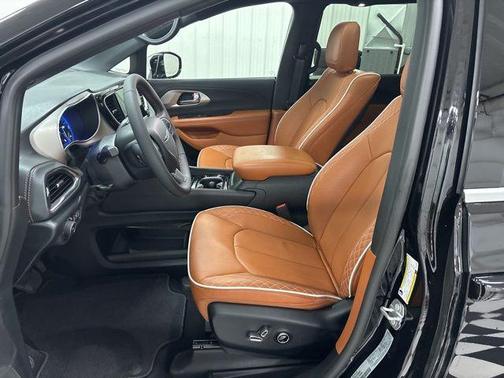 Diamond Black 2026 Chrysler Pacifica Pinnacle