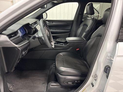 Bright White Clearcoat 2023 Jeep Grand Cherokee L Laredo