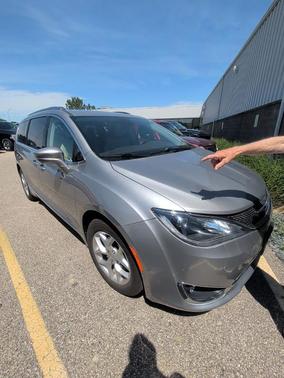 Billet Silver Metallic Clearcoat 2020 Chrysler Pacifica Touring-L Plus