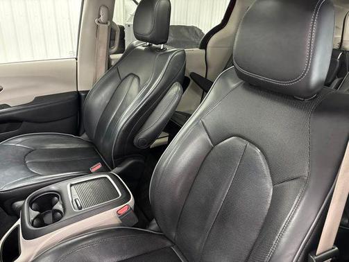 Velvet Red Pearlcoat 2019 Chrysler Pacifica Limited
