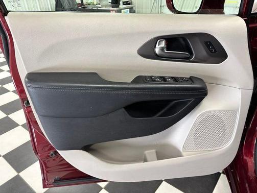 Velvet Red Pearlcoat 2019 Chrysler Pacifica Limited