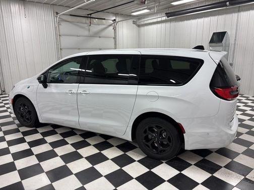 2024 Chrysler Pacifica Hybrid Select