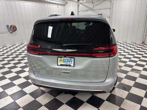 Silver Mist Clearcoat 2026 Chrysler Pacifica Pinnacle
