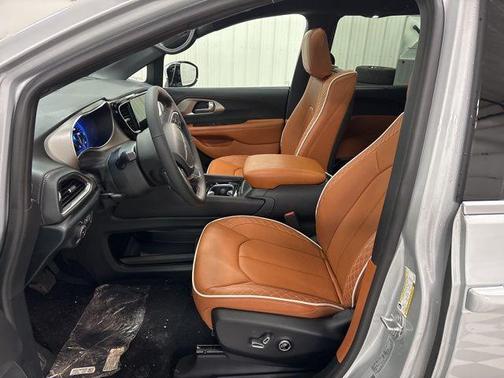 Silver Mist Clearcoat 2026 Chrysler Pacifica Pinnacle