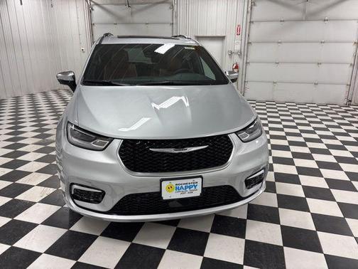 Silver Mist Clearcoat 2026 Chrysler Pacifica Pinnacle