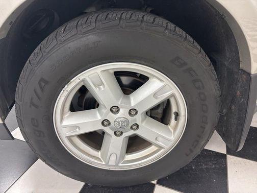 Light Greystone Pearlcoat 2009 Dodge Nitro SE
