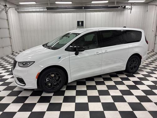 2024 Chrysler Pacifica Hybrid Select