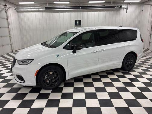 2024 Chrysler Pacifica Hybrid Select