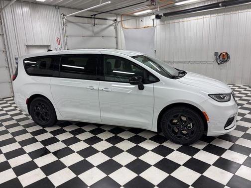 2024 Chrysler Pacifica Hybrid Select