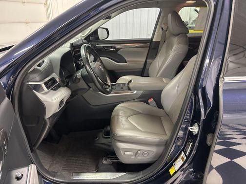 Gray 2021 Toyota Highlander Hybrid Platinum