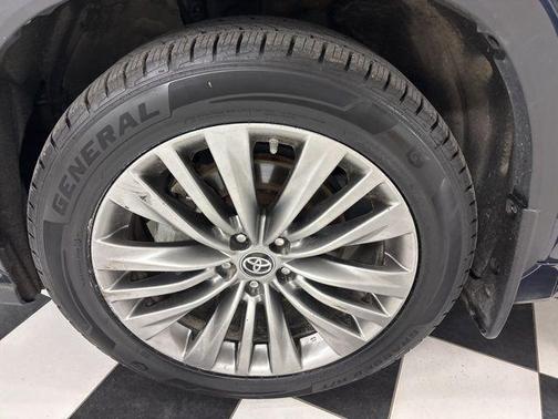 Gray 2021 Toyota Highlander Hybrid Platinum