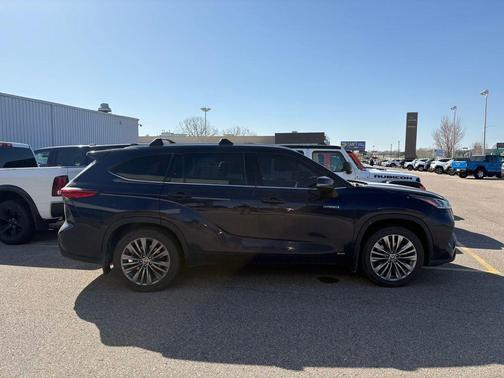 Gray 2021 Toyota Highlander Hybrid Platinum