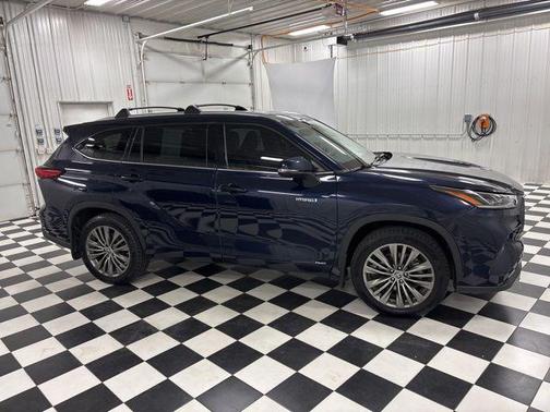 Gray 2021 Toyota Highlander Hybrid Platinum