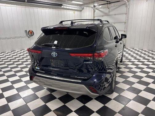 Gray 2021 Toyota Highlander Hybrid Platinum