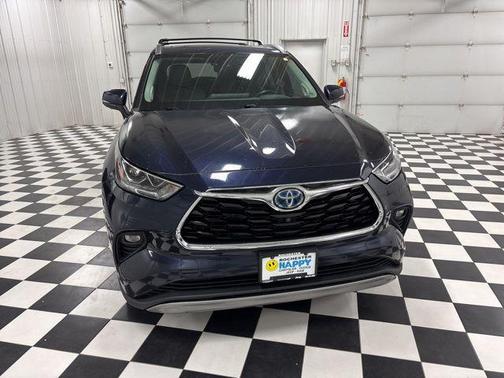 Gray 2021 Toyota Highlander Hybrid Platinum