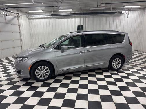 Billet Silver Metallic Clearcoat 2017 Chrysler Pacifica Touring-L