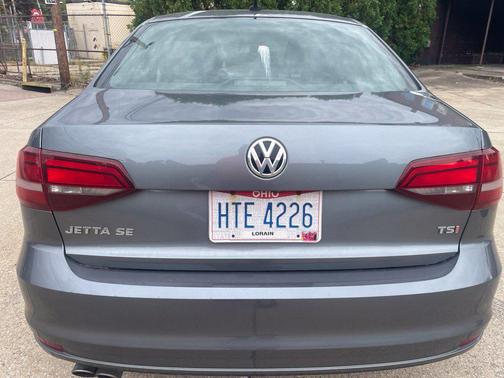 Platinum Gray Metallic 2017 Volkswagen Jetta 1.4T SE