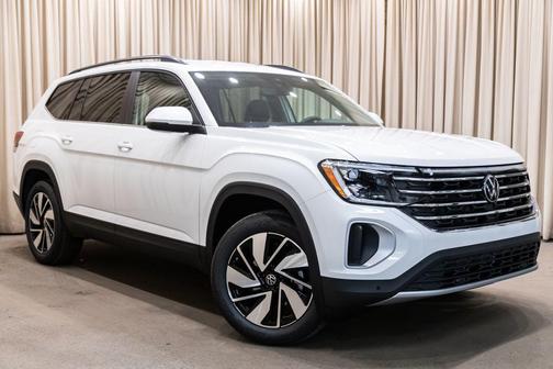White Pearl 2026 Volkswagen Atlas 2.0T SE w/Technology 4MOTION