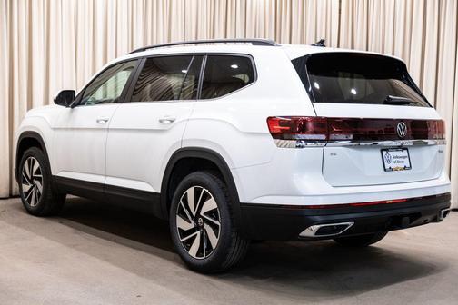 White Pearl 2026 Volkswagen Atlas 2.0T SE w/Technology 4MOTION