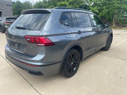 Platinum Gray Metallic 2022 Volkswagen Tiguan 2.0T SE R-Line Black 4MOTION