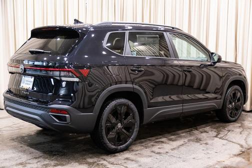 Deep Black Pearl 2026 Volkswagen Taos SE Black